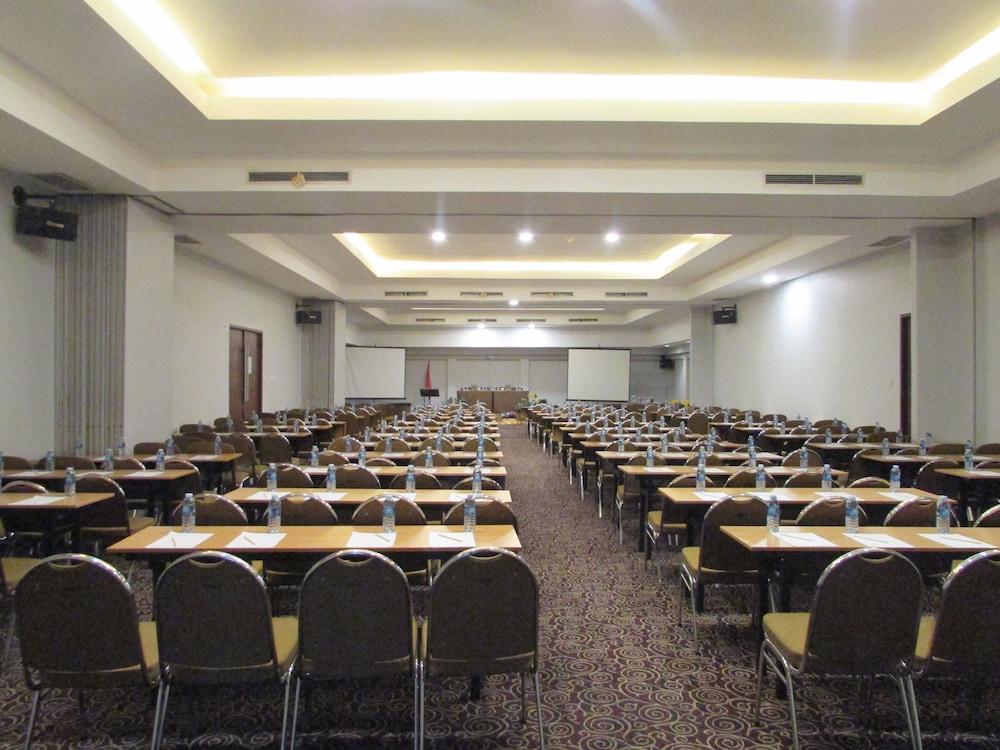 Townhouse Oak Hotel Grand Cikarang Εξωτερικό φωτογραφία