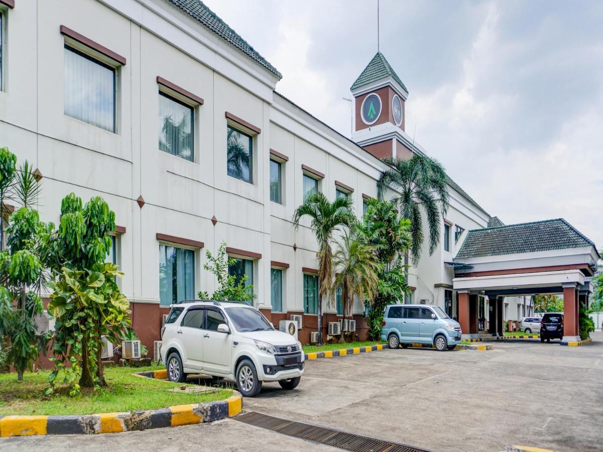 Townhouse Oak Hotel Grand Cikarang Εξωτερικό φωτογραφία