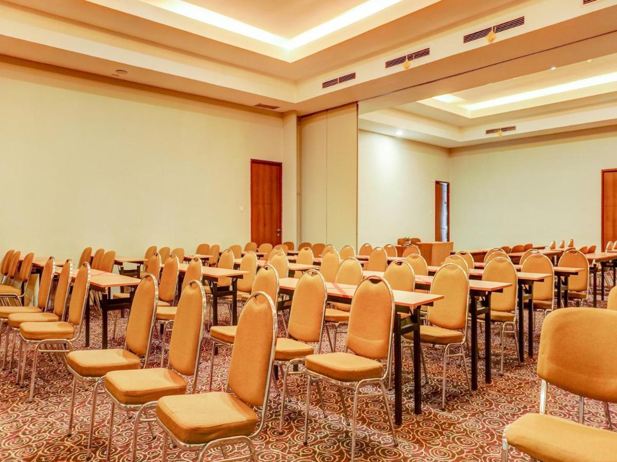 Townhouse Oak Hotel Grand Cikarang Εξωτερικό φωτογραφία