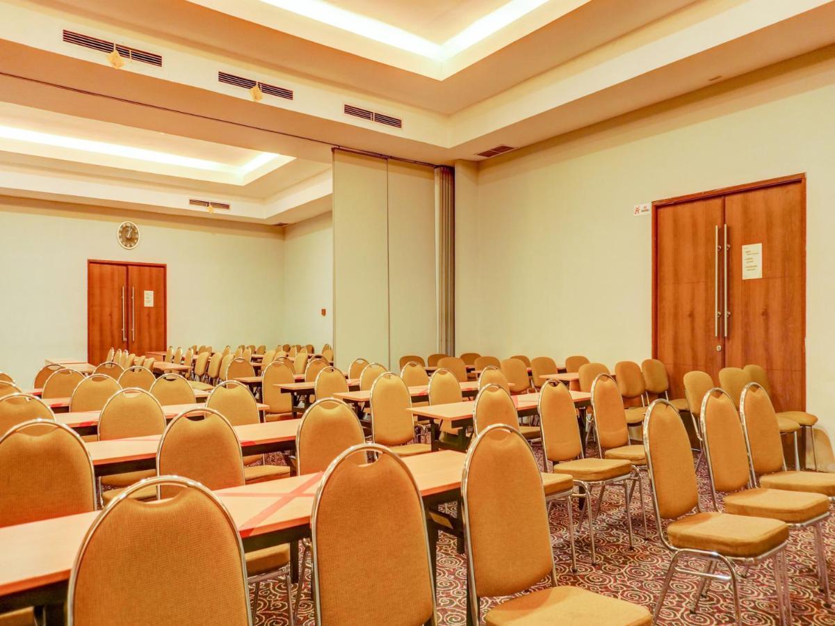 Townhouse Oak Hotel Grand Cikarang Εξωτερικό φωτογραφία