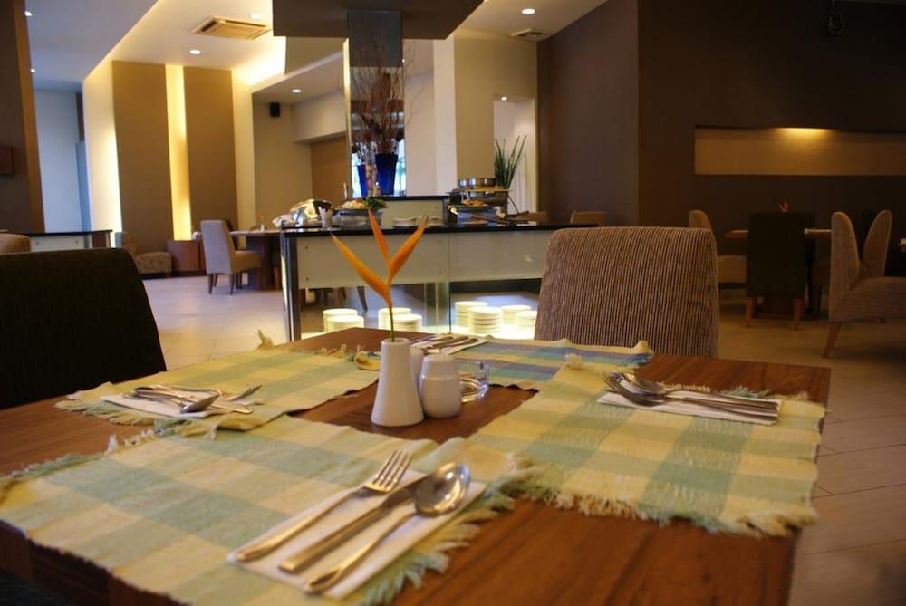Townhouse Oak Hotel Grand Cikarang Εξωτερικό φωτογραφία